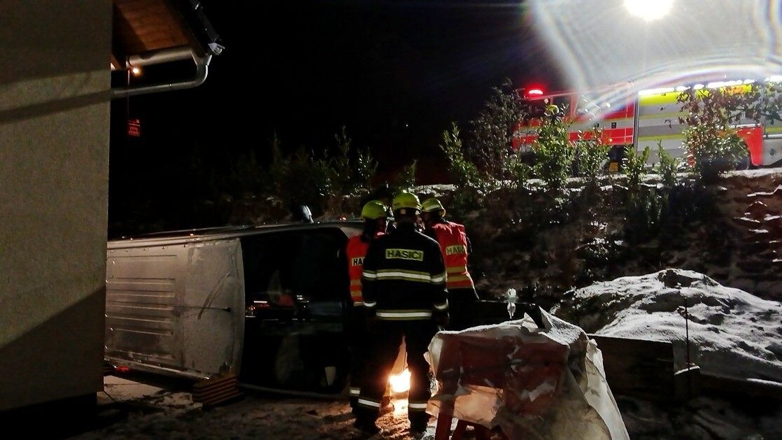 Dodávka na Plzeňsku vylétla ze silnice a skutálela se až k rodinnému domu